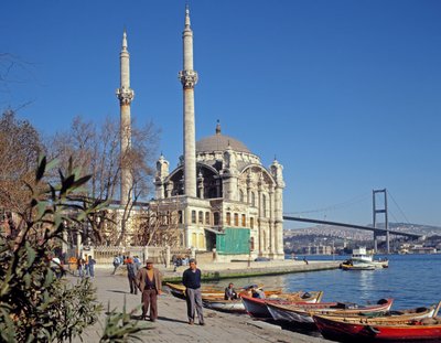 Uitzicht op de Moskee van Abdulmecid in Ortakoy met de Bosphorusbrug op de achtergrond door Unbekannt Unbekannt